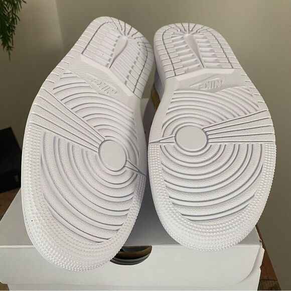 NIB Jordan 1 Low - Picture 8 of 8